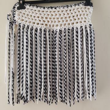 UNIKATNO RESASTO BELO ČRNO PLETENO KRILO 38/40