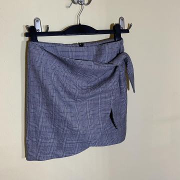 Vzorčkasto črno-belo Orsay krilo 34