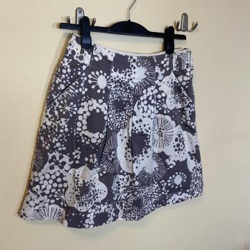 Vzorčkasto sivo-belo krilo 36