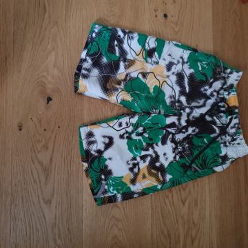 Kratke hlače, kopalke 128