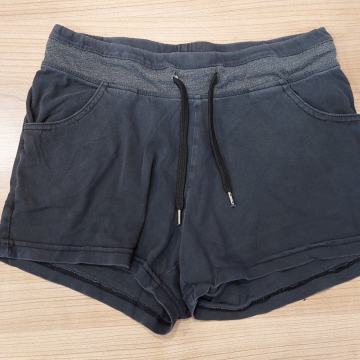 Kratke hlače M, ustrezajo 164 za punco