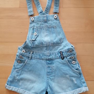 Kratke jeans z naramnicami st. 134