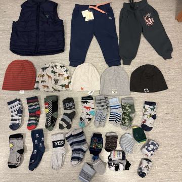 8 kosov oblačil št. 86 in 23 parov nogavic