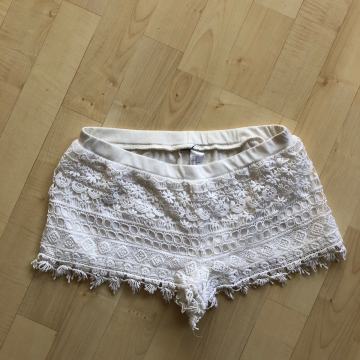 Bele čipkaste kratke hlače, velikost XS