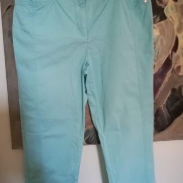 Brezhibne capri hlače, št. 40