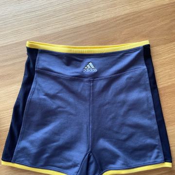 Kratke hlače Adidas, velikost S oz. M