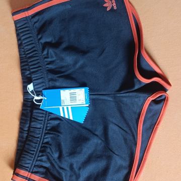 Kratke unisex hlače Adidas, št M/L
