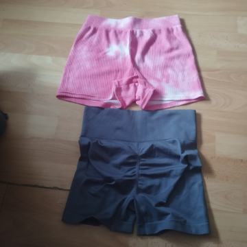 Lepe raztegljive push up kr hlace S