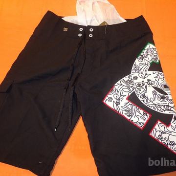 črne kratke hlače z napisom št 32