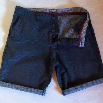 Prodam nove kratke modre elegantne hlače velikosti 34