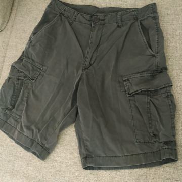 Uniqlo kratke kargo hlače velikost S