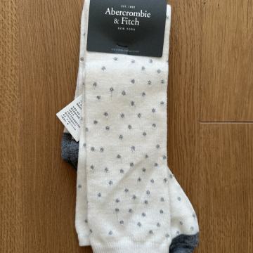 Nogavice znamke Abercrombie & Fitch, z etiketo