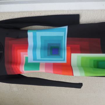 DESIGUAL ČRNO PISANA  OBLEKA