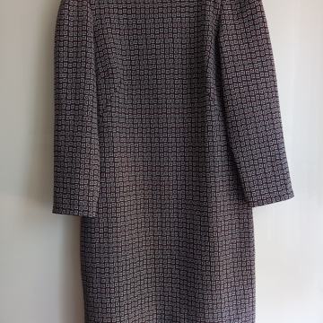 ČRNO PISANA KRATKA OBLEKA S