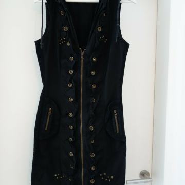 DESIGUAL ČRNA BOMBAŽNA OBLEKA S KAPUCO S/M