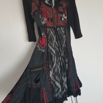 DESIGUAL NOVA ČRNO RDEČA OBLEKA