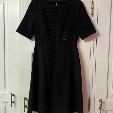 Elegantna črna obleka z belimi pikami – velikost S (Go Business Dress)