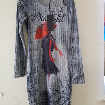 NOVA SIVA  MEHKA OBLEKA Z ETIKETO 38/40