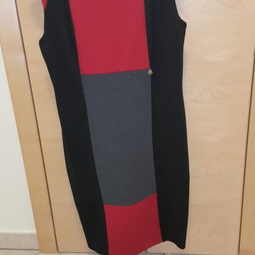 Obleka št. 38 ali M (črna z rdečim in sivim vzorcem)