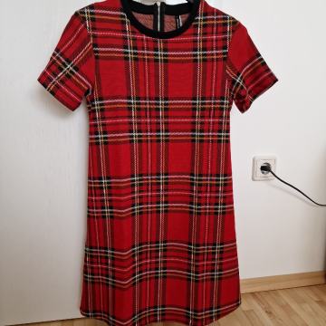 Oblekca nad koleni Stradivarius