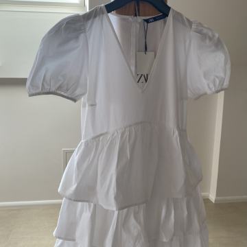 Prečudovita modna OBLEKA Zara, puff rokavi, bela - vel. S - NOVO