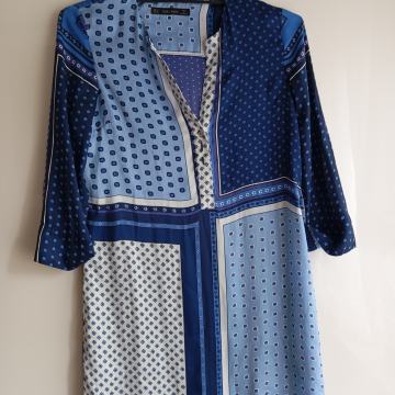 ZARA MODRO BELA OBLEKA XS/S