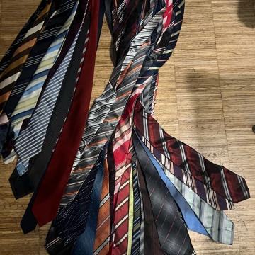 Kravate različnih barv