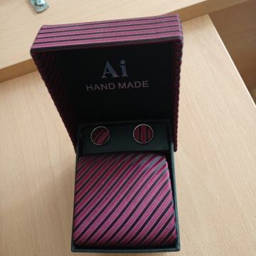 Kvalitetna nova kravata z manšetnimi gumbi v darilni škatlici