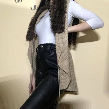 Bež brezrokavnik s krznom S