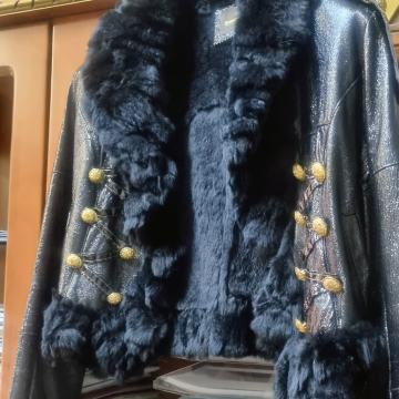 Črna usnjena jakna s krznom