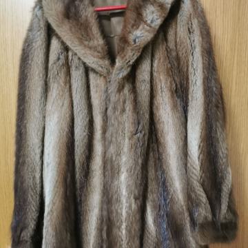 Lepo ohranjeno žensko krzneno jakno prodamo