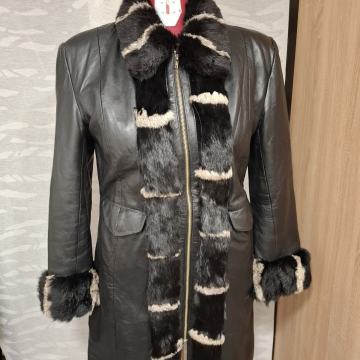 Usnjen plašč z naravnim krzom