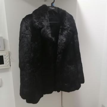 Ženska  crna jakna-zajec.