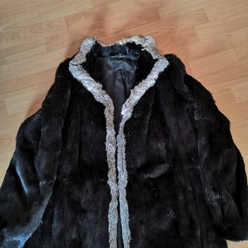 Ženska črna krznena jakna št. 38 ZNIŽANO