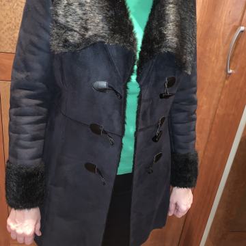 ČRN PLAŠČ Z UMETNIM KRZNOM ŠT. 36 - 38  -  KOT NOV!