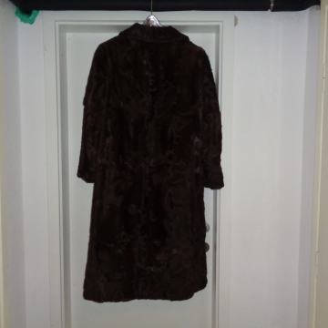 ŽENSKI PLAŠČ IZ NARAVNEGA KRZNA