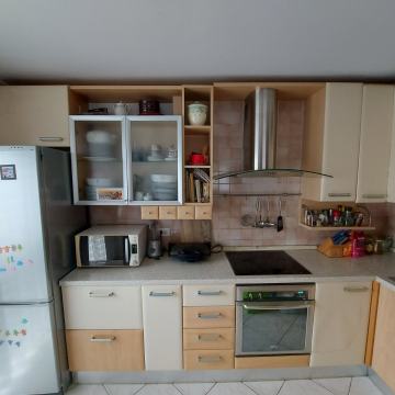 Kuhinja z aparati (pecica, hladilnik, pomivalni stroj, napa)