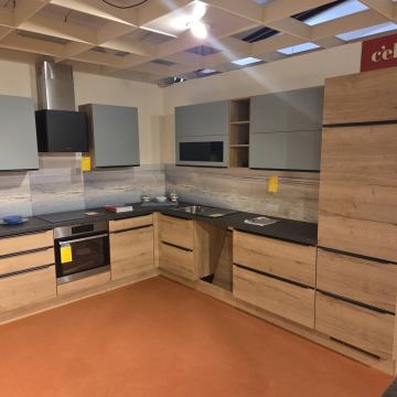 ODPRODAJA EKSPONATA (KUHINJA STEVEN Z APARATI)!