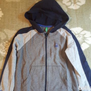 Majica s kapuco št. 128/134 Benetton