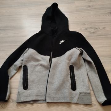 Nike tech fleece majica s kapuco 158/170