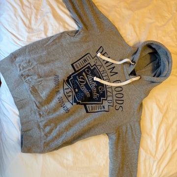 PODARIM pulover, jopico in 2 majici