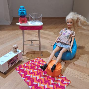Barbika s stolom, mizo in dodatki
