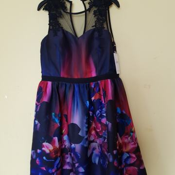 L. MISTERIS SVEČANA OBELKA Z ETIKETO 40/42