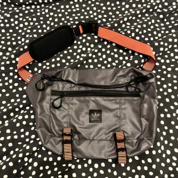 Adidas torba cez ramo