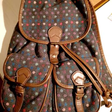 NAHRBTNIK - podložen z žepi - pikast