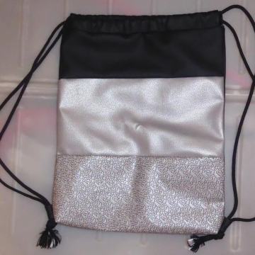 Nov modni nahrbtnik na vrvice, izdelan v Sloveniji