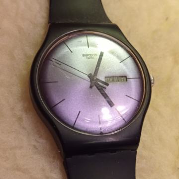 Swatch ročna ura, prikazuje dan in datum,  črna barva, Ljubljana