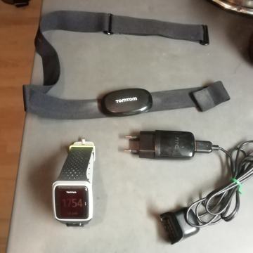 TEKASKA URA TOMTOM  WATERPROOF 5 ATM MODEL 8RS00 CENA 25,5 EUR