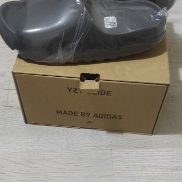 Adidas Yeezy Slide št.42 (en slide je za 1 št.večji)