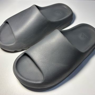 Yeezy slides, št. 44